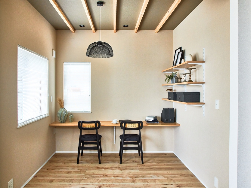 ラタン風の透け感がある椅子の背面と、黒い鉄線のフレームでできたペンダントライト。二つの透かし素材をリンクさせ、空間に統一感を生み出しているデザインディテール。