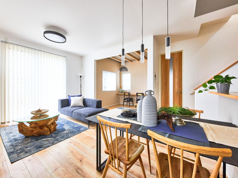 木製のナチュラルなダイニングチェアと、黒いアイアン脚のテーブルを組み合わせた異素材MIXのダイニング。木の温もりとモダンの洗練さが調和した空間。