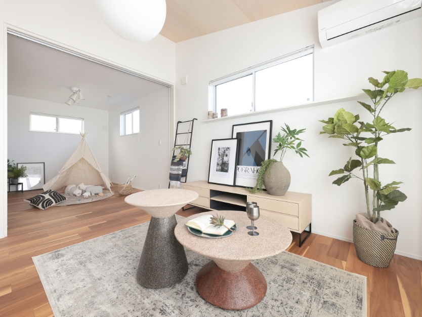 ザラっとした質感の陶器やオブジェが飾られたリビングの飾り棚。ナチュラルな素材感が癒やしのリラックス空間を演出している。