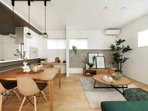 ふんわりとしたソファに、ドライフラワーや花器など素材感のある小物が置かれた癒しのリビング空間。