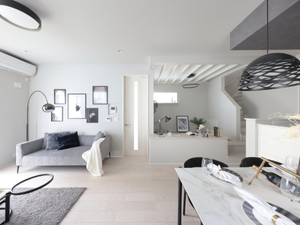 ふんわりとしたソファに、ドライフラワーや花器など素材感のある小物が置かれた癒しのリビング空間。