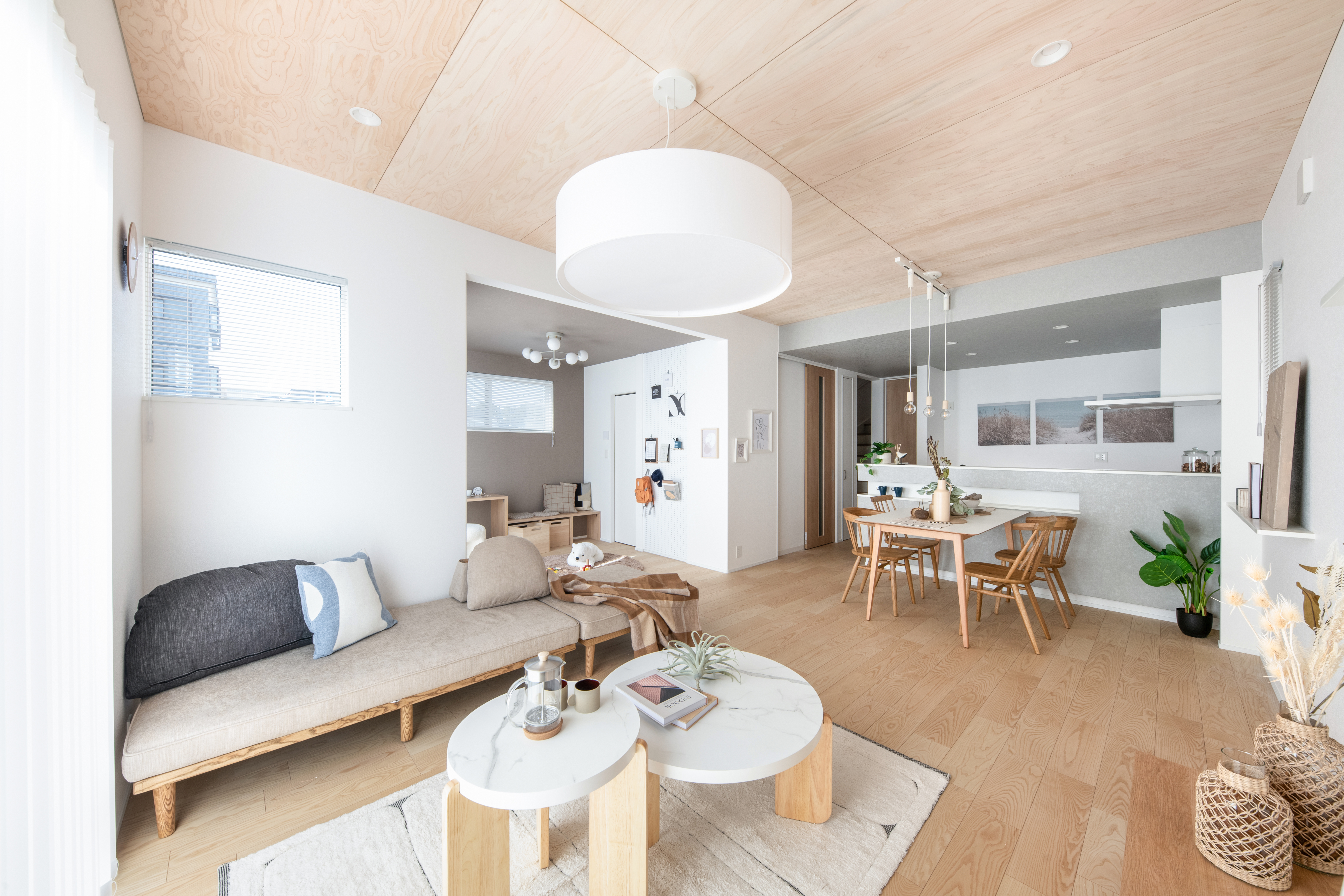 ナチュラルな内観に、「ウッド７：石・ファブリック３」の絶妙なバランスで素材を取り入れたコーディネート。異素材を使うことで都会的な印象に。丸みのあるフォルムが優しさをプラスします。