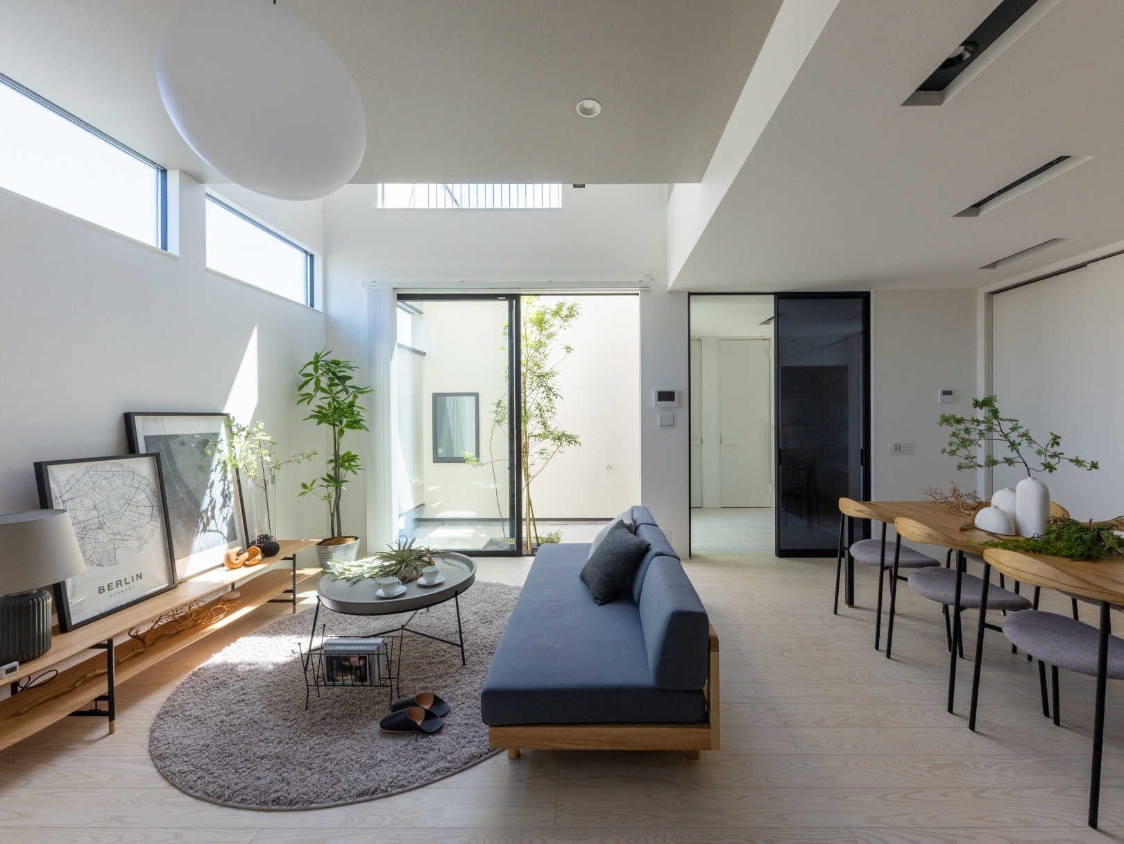 中庭の緑と暮らす、洗練されたモダンリビング – ポラスインテリア（POLUS INTERIOR）