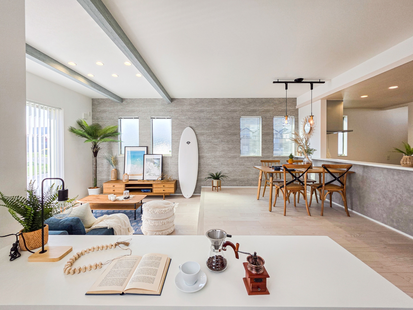 爽やか西海岸風｜ホワイト×ブルーでつくるカリフォルニアリゾートインテリア – ポラスインテリア（POLUS INTERIOR）