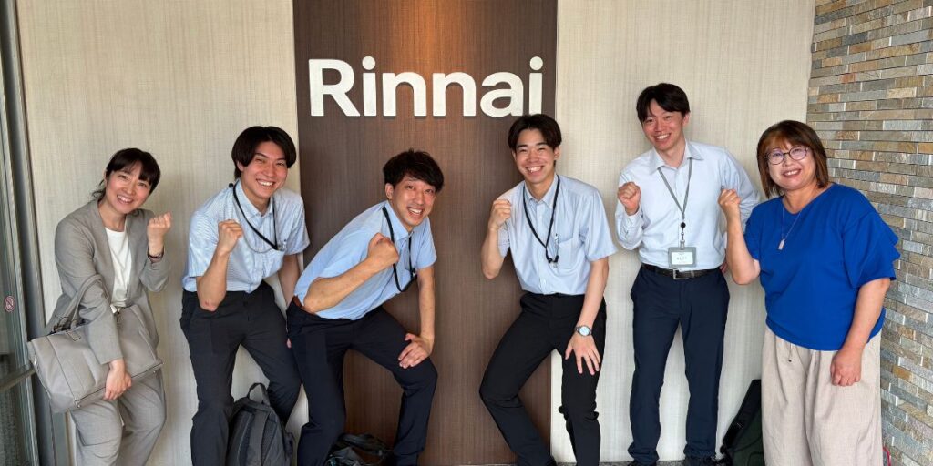新製品情報と体制に大満足!営業メンバー&スタッフもガッツポーズの集合写真