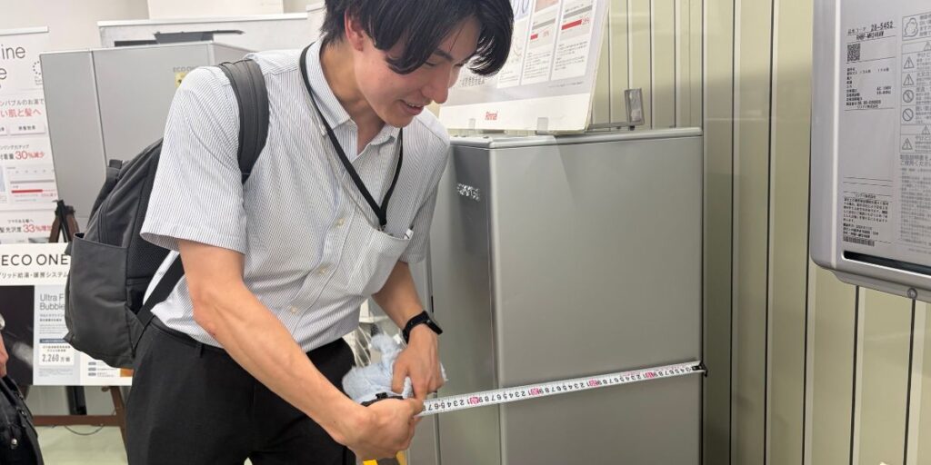 実際にサイズを測るなど、多様な角度から商品をチェックするメンバー