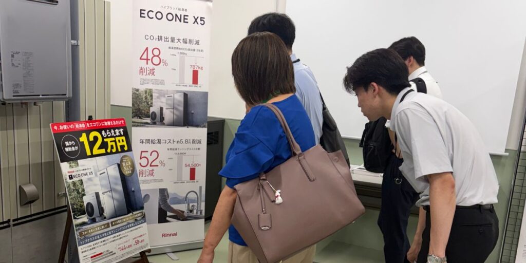 お得に購入いただくための補助金制度の案内を真剣に読み込む様子