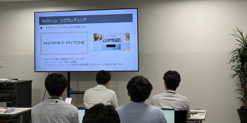 一番前の席に陣取り、気合十分で説明を聞く説明会の様子