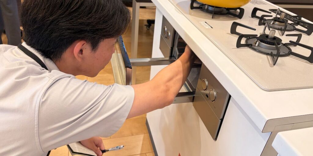 従来品と比較し、触って確かめることで説明の説得力を深めるメンバー
